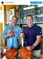 【写真】ナイフがゴツい　スタローン＆シュワちゃんがハロウィンのカボチャ作り