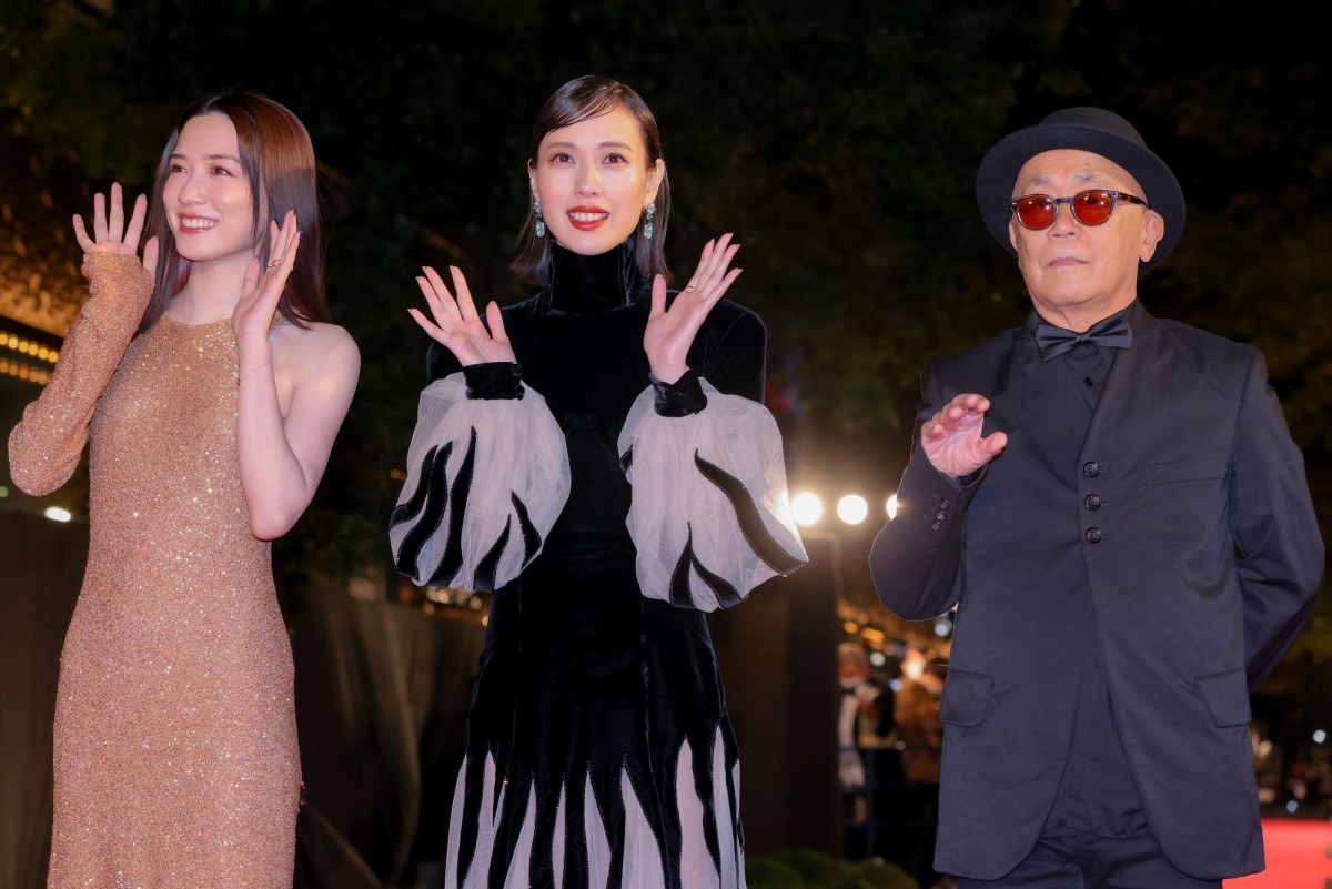 戸田恵梨香＆永野芽郁、輝くドレス姿で登場　美のオーラ放つ＜第35回東京国際映画祭＞