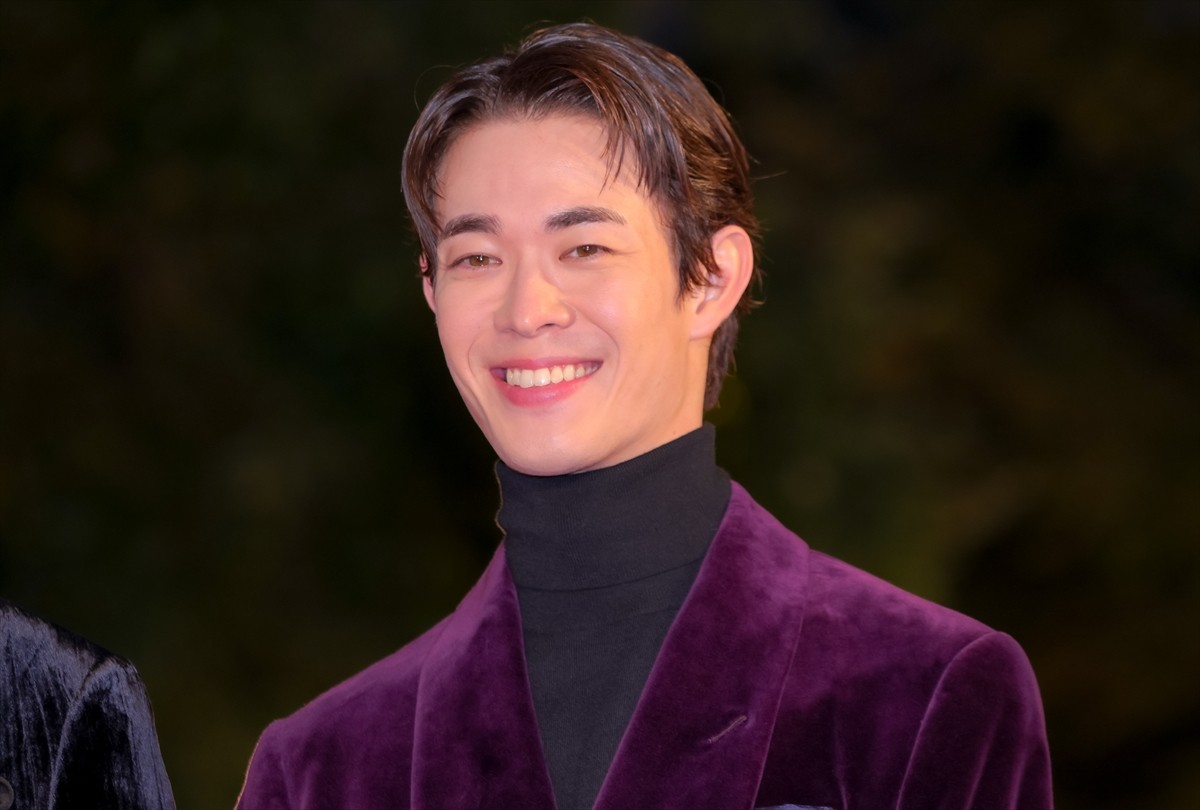 鈴木亮平＆宮沢氷魚、シックなスーツ姿で魅了！　身長180cm超えの見事な着こなし＜第35回東京国際映画祭＞