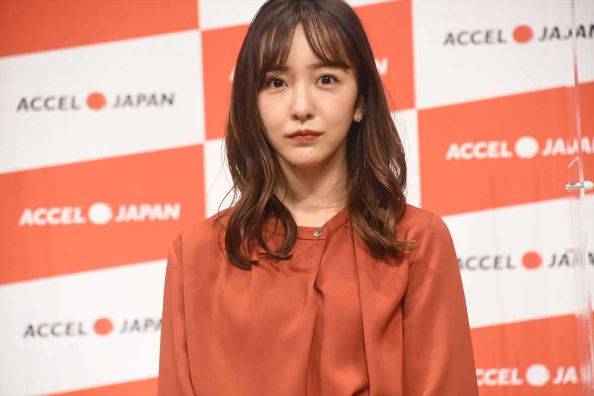 篠田麻里子、膨大なカットの撮影に「AKB48時代を思い出しました」と笑顔！
