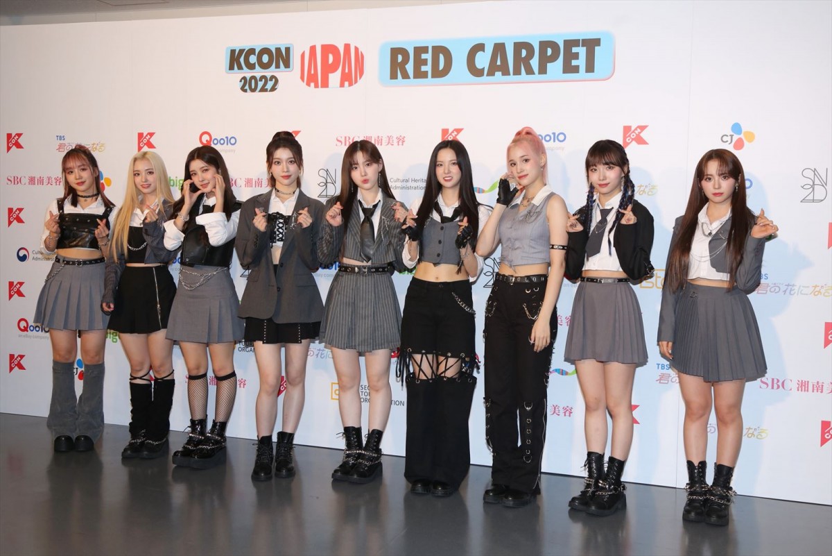 NiziU「KCON」最終日にそろって登場！　へそチラ＆ブーツのキュートコーデ