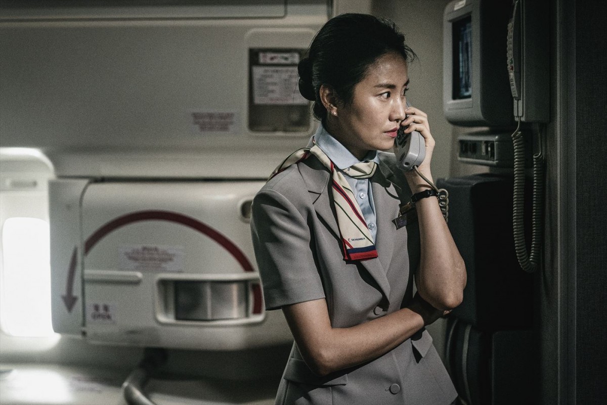 ソン・ガンホとイ・ビョンホンが奔走！　『非常宣言』“地上”と“上空”それぞれで奮闘する新場面写真10点