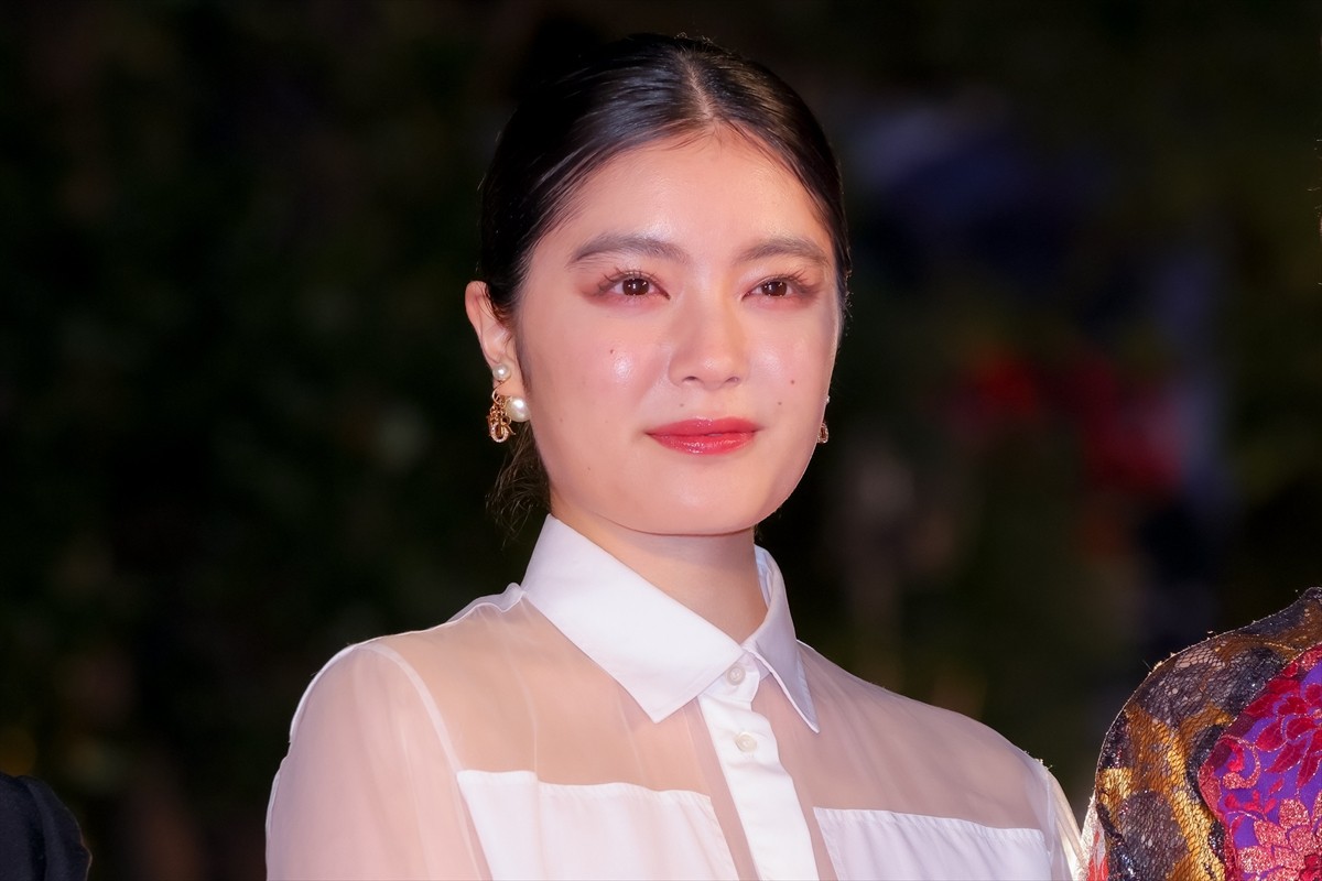 常盤貴子、オン眉ヘアを披露！　花柄ドレスでレッドカーペット彩る＜第35回東京国際映画祭＞