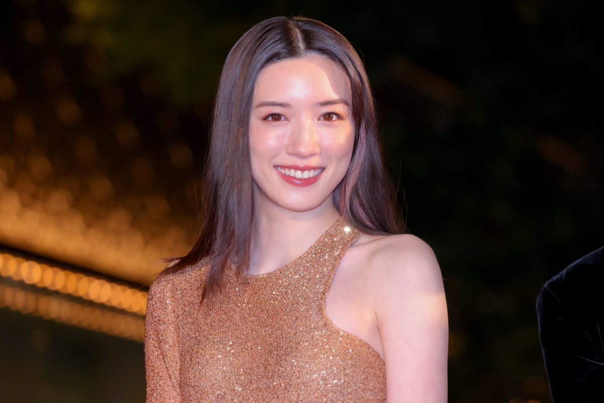 戸田恵梨香＆永野芽郁、輝くドレス姿で登場　美のオーラ放つ＜第35回東京国際映画祭＞