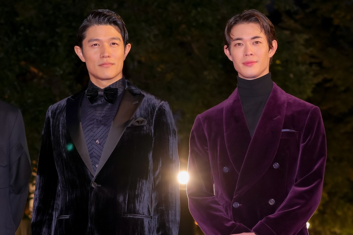 鈴木亮平＆宮沢氷魚、シックなスーツ姿で魅了！　身長180cm超えの見事な着こなし＜第35回東京国際映画祭＞