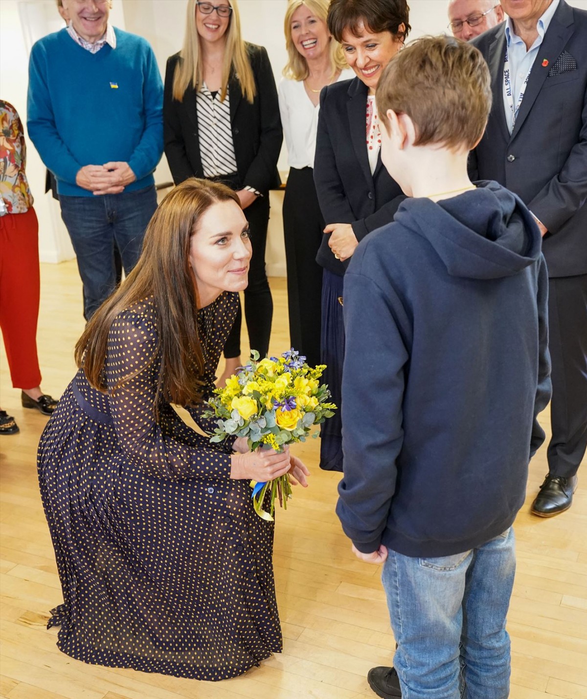 英キャサリン皇太子妃、ブルーとイエローのワンピースでウクライナ避難民を訪問
