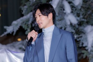 松下洸平、「『WHITE KITTE』白い森を彩る 光と音の点灯式」に登場