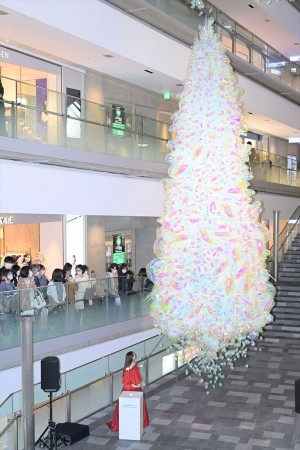 新木優子、「表参道ヒルズ クリスマスイルミネーション 2022 点灯式」に登場