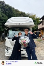 納車されたキャンピングカーの前で　（左から）辻希美、杉浦太陽　※「杉浦太陽」オフィシャルブログ