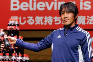 中村俊輔、「コカ・コーラ」FIFA ワールドカップ 開催国ボトル発売記念イベントに登場