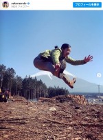 【写真】安藤サクラ、驚異のジャンプ力！　「身体能力高い」「スゴイ高さ」とファン驚き