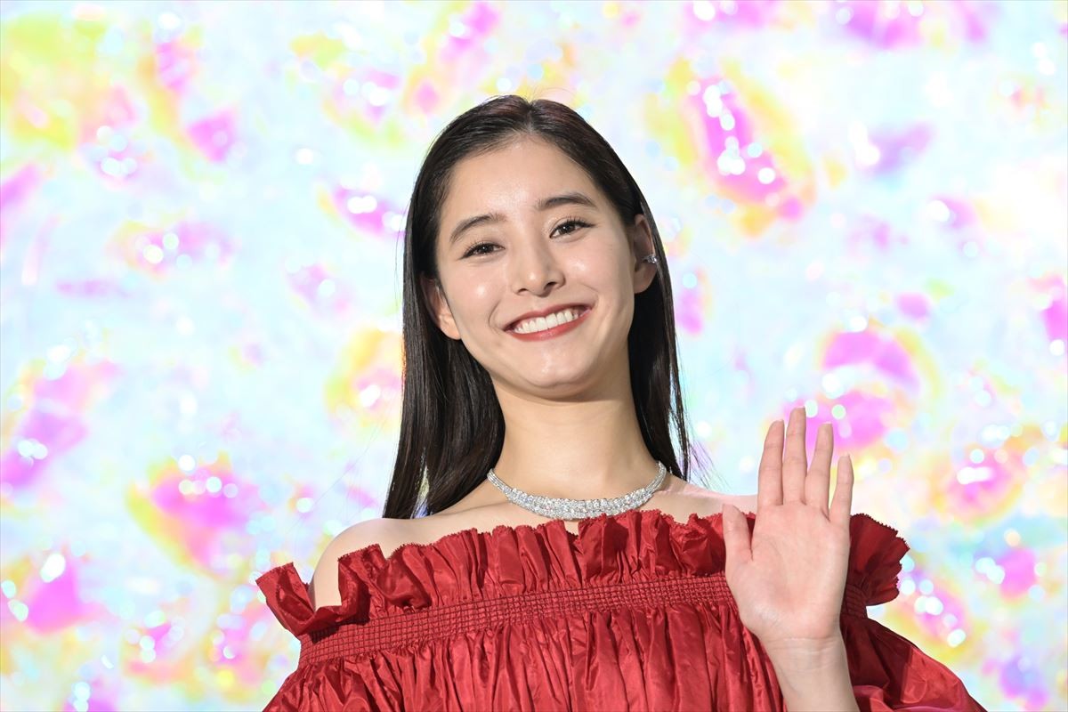 新木優子、美しい深紅のドレス姿　ツリー点灯式でクリスマスの思い出語る
