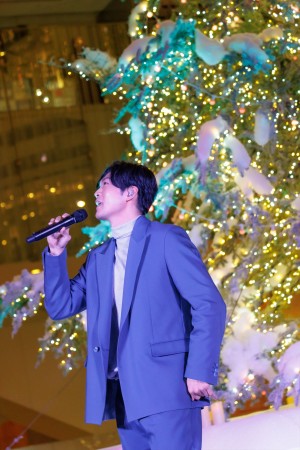 松下洸平、「『WHITE KITTE』白い森を彩る 光と音の点灯式」に登場