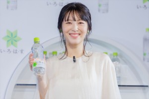 浜辺美波、「い・ろ・は・す」新ボトル 全国発売 プレス発表会に登場
