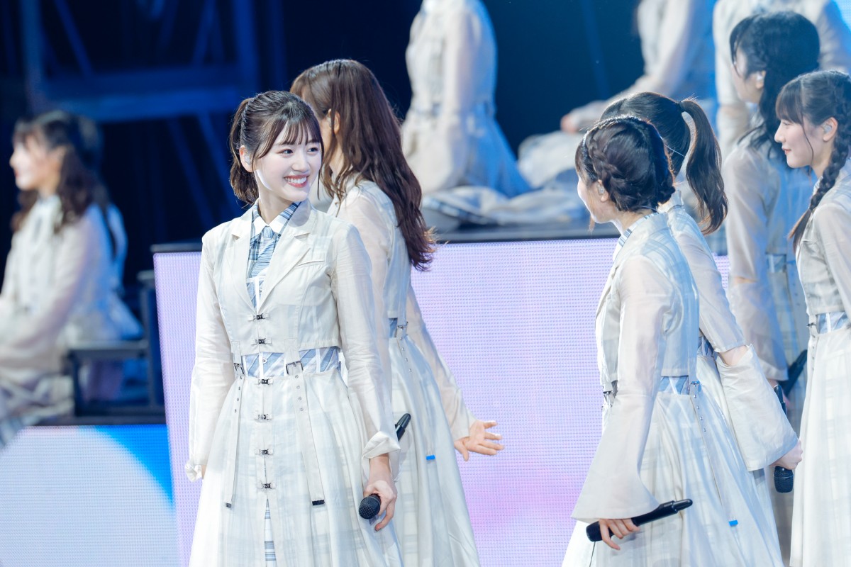 日向坂46・四期生、ライブ初パフォーマンス　「ブルーベリー＆ラズベリー」をフレッシュに披露＜Happy Smile Tour 2022＞