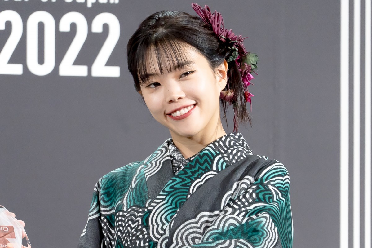 吉岡里帆、グレー基調の着物でランウェイ　着物は「憧れの装い」
