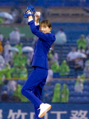 川口春奈、『腸から健康に！シンバイオティクス ヤクルト W ナイター』始球式にて（2019）