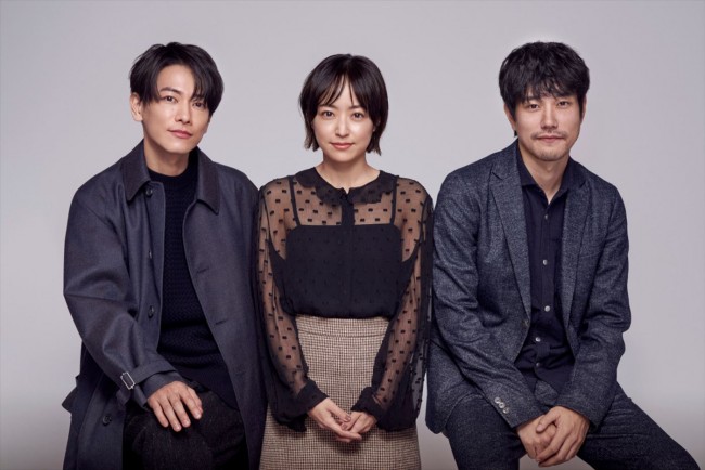 金曜ドラマ『100万回 言えばよかった』より（左から）佐藤健、井上真央（主演）、松山ケンイチ