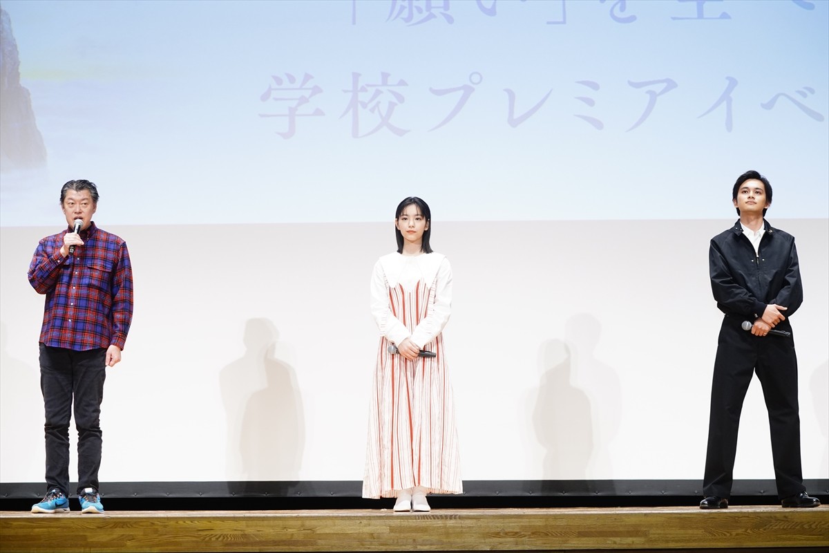 當真あみ＆北村匠海、叶えたい願いをのせてランタンを空へ　『かがみの孤城』イベント登場