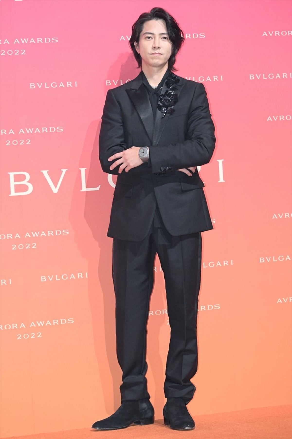 山下智久、ブラックスーツでスタイリッシュに登場　2022年は「幸せな一年を過ごせた」