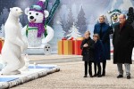 【写真】モナコ王室恒例のクリスマスパーティー開催　ジャック公子＆ガブリエラ公女がプレゼントを手渡し