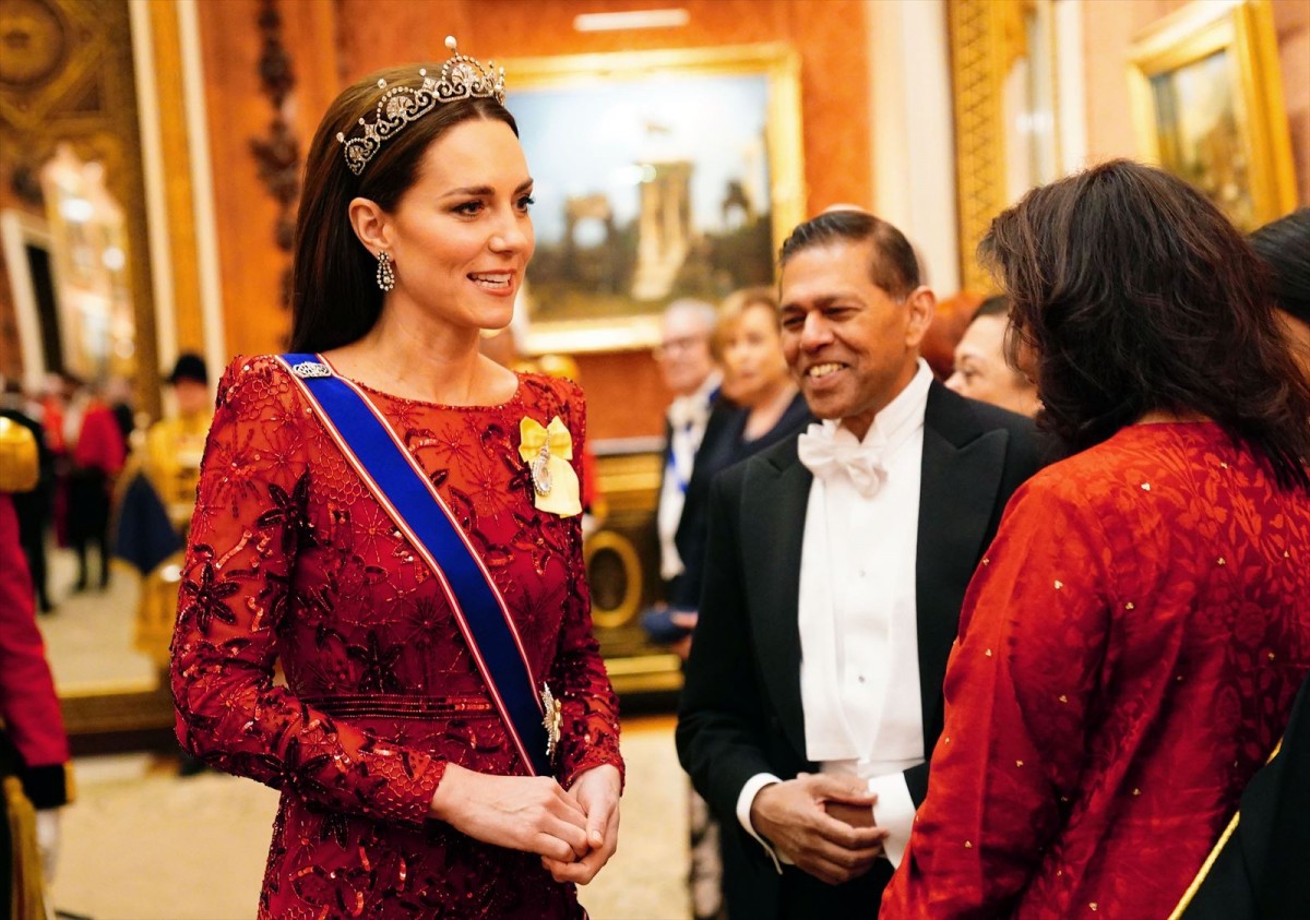 英キャサリン皇太子妃、気品あふれる赤いドレス姿でバッキンガム宮殿のパーティーに