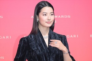 すみれ、「BVLGARI AVRORA AWARDS 2022」ゴールデンカーペットセレモニーに登場