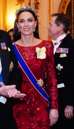 キャサリン皇太子妃、バッキンガム宮殿で行われた外交団歓迎のパーティーに赤いドレス姿で参加
