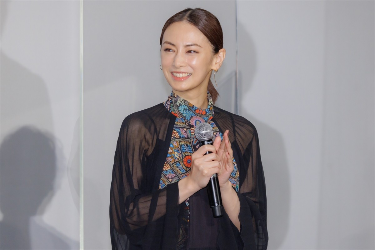 中島健人、共演犬の登場に笑顔弾ける　触れ合う両者に二宮和也「ずっと見てられる」