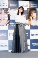 1st写真集「羅針盤」発売記念会見に出席した金村美玖