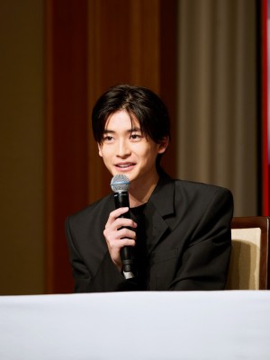 映画『牛首村』完成報告会見に登壇した高橋文哉