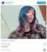 色あざやかなブルーヘアに大変身！ ※「LiSA」インスタグラム