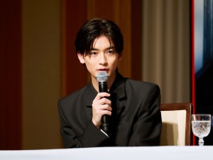 映画『牛首村』完成報告会見に登壇した高橋文哉