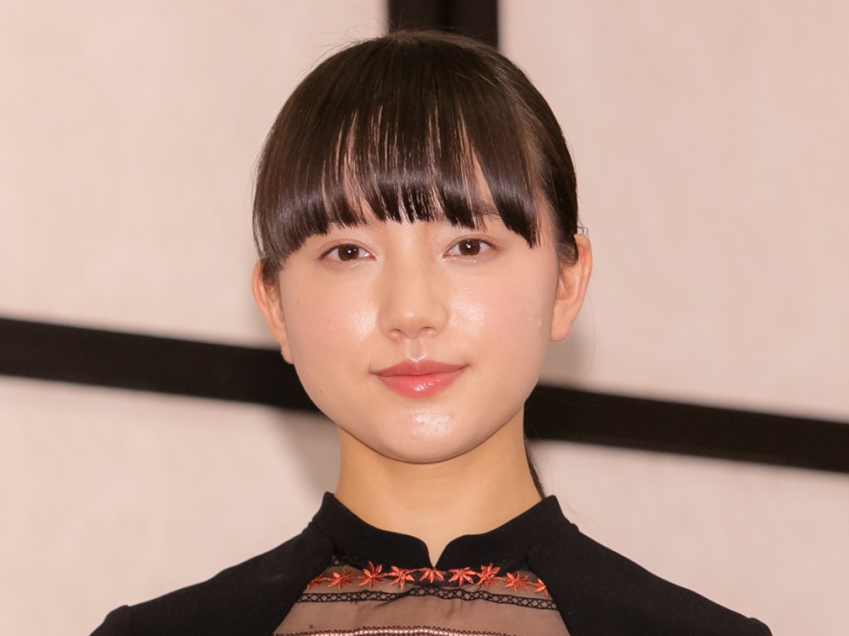 清原果耶と鬼越トマホーク坂井!?『ファイトソング』異色の“美女と野獣”ショットに反響