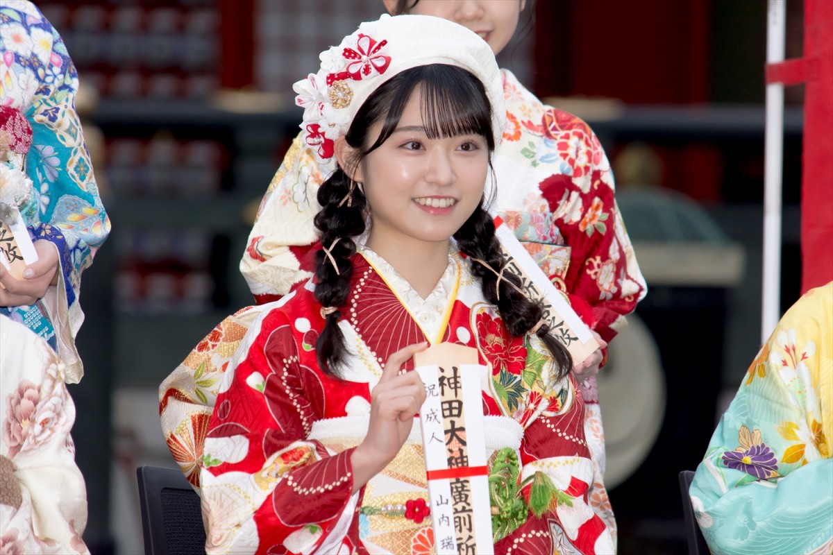 ＜AKB48成人式＞小栗有以・本田仁美ら華やかな振袖姿を披露　“黄金のトライ世代”で「AKB48を引っ張っていきたい」