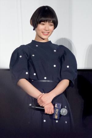 杉咲花、映画『99.9‐刑事専門弁護士‐THE MOVIE』大ヒット御礼舞台あいさつに登場