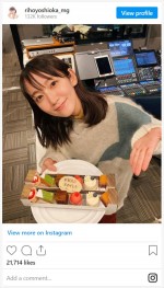 吉岡里帆、29歳バースデーケーキを手ににっこり　※「吉岡里帆マネージャー」インスタグラム