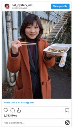 永山瑛太から差し入れられたたこ焼きを食べる伊藤沙莉　※ドラマ『ミステリと言う勿れ』公式インスタグラム