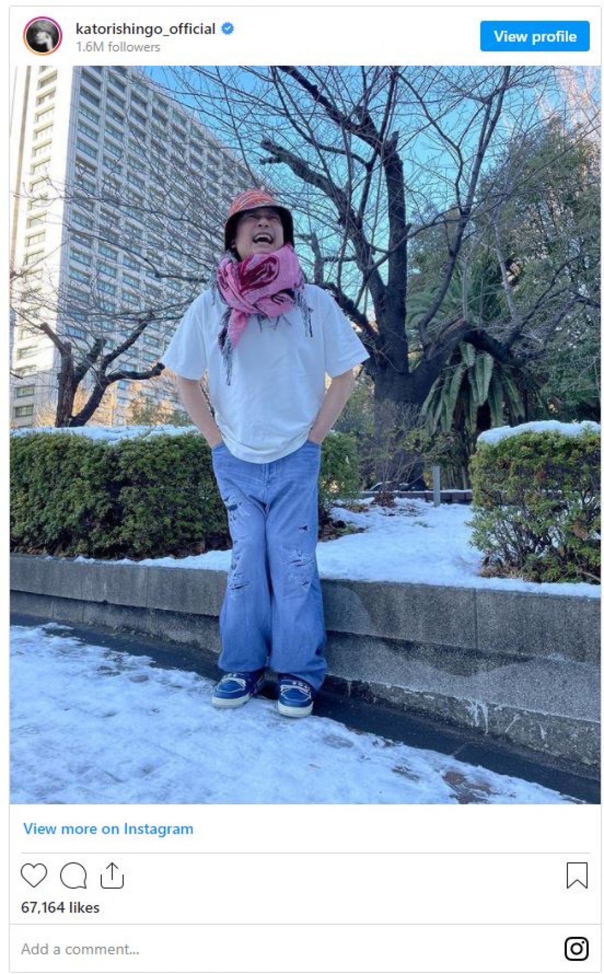 香取慎吾、雪積もる中で半袖！　見ているだけで寒くなる“あけおめ”ショットに反響