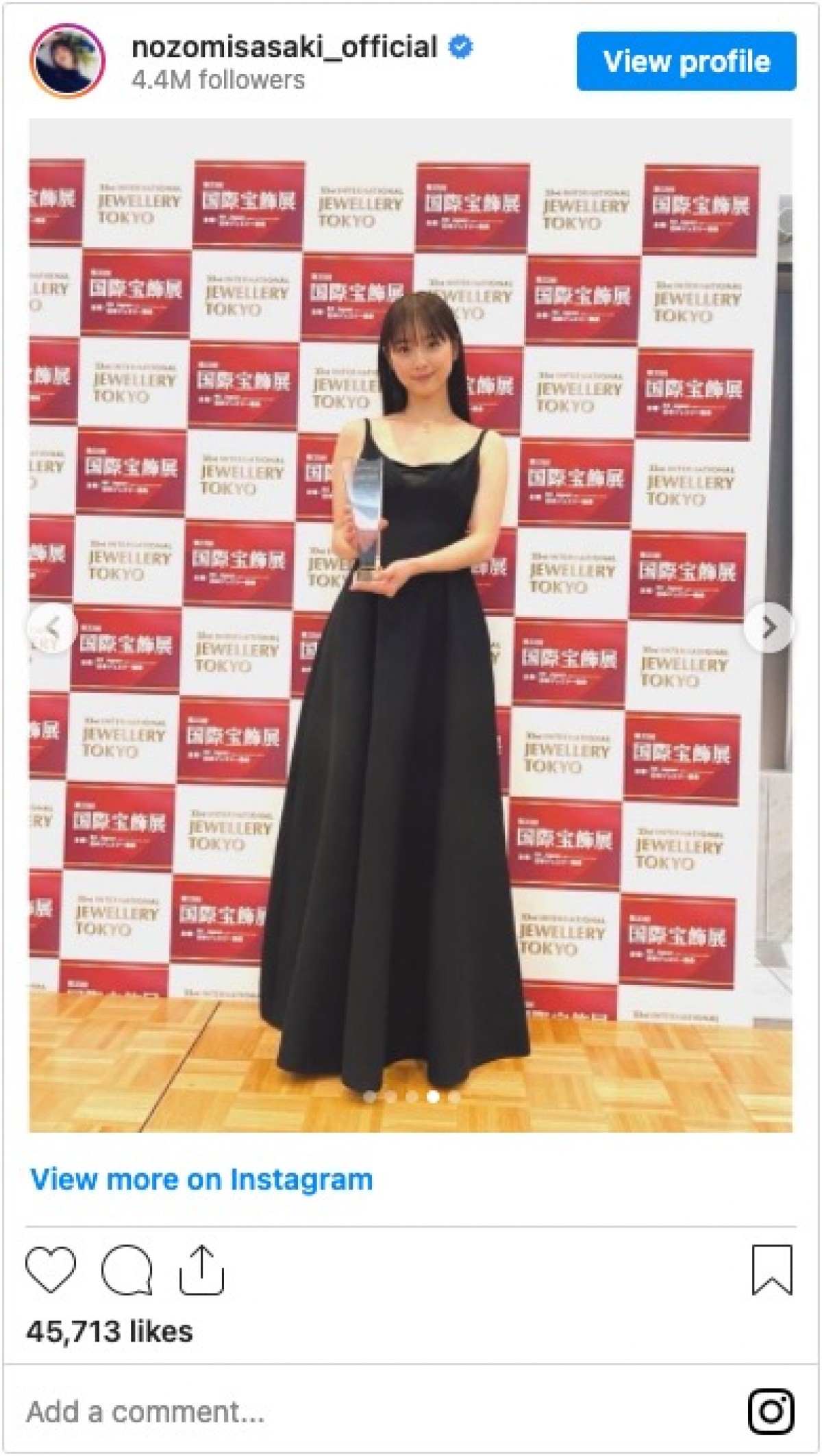 佐々木希、ブラックロングドレス姿を披露「日本一美しい」「ジュエリーより輝いてます」