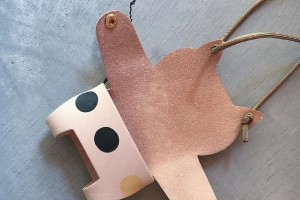 「だっこ猫スマホポシェット」