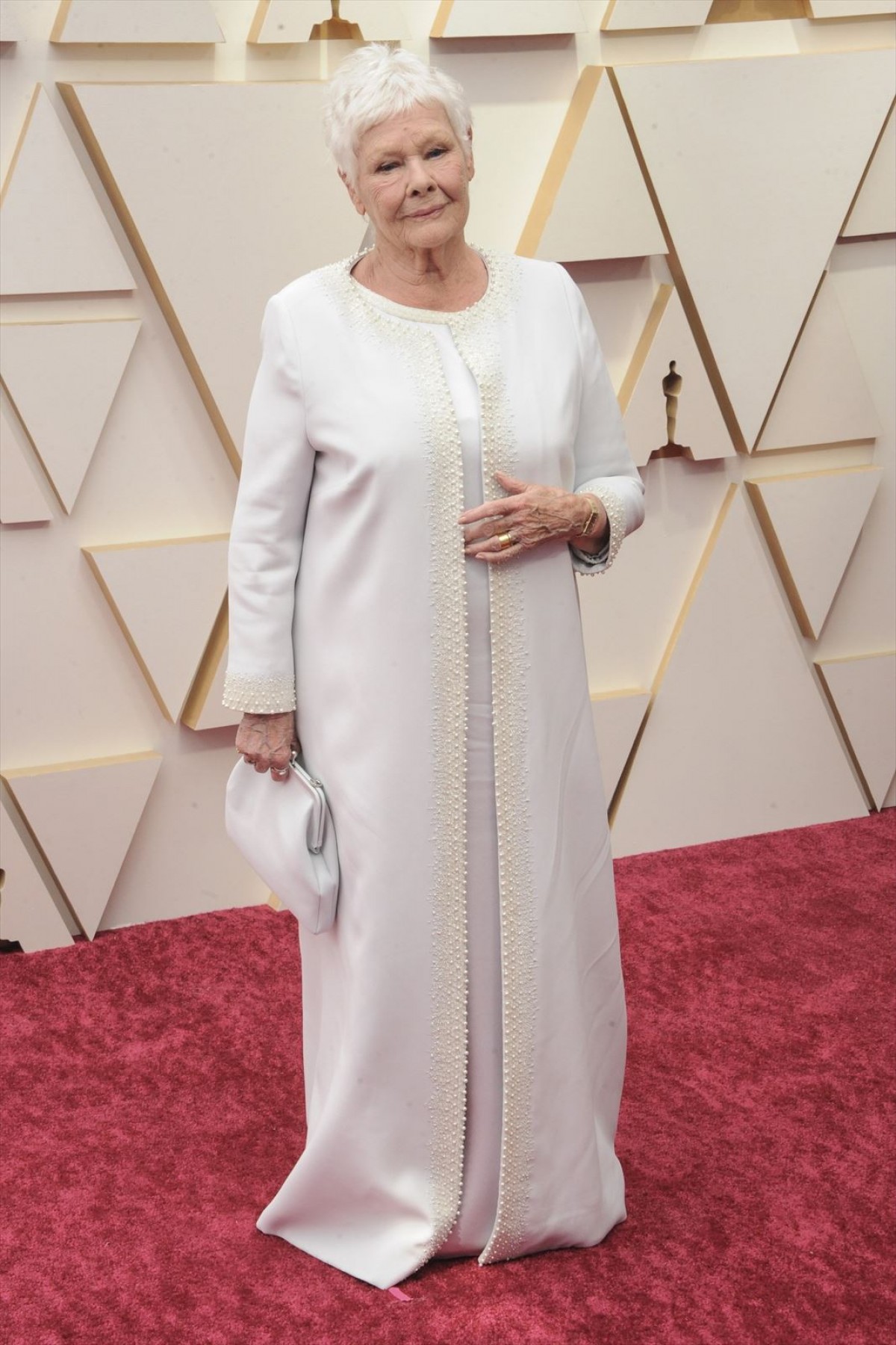 ＜アカデミー賞＞ジュディ・デンチ、エド・シーランそっくりの孫と腕を組んでオスカーに