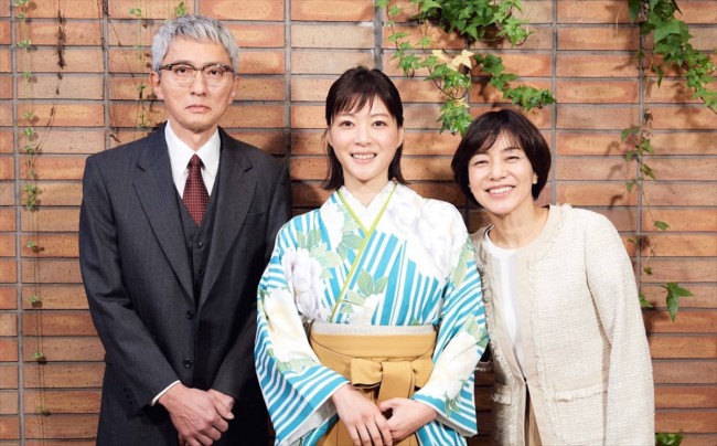 ドラマ『持続可能な恋ですか？～父と娘の結婚行進曲～』で家族役を演じる（左から）松重豊、上野樹里、八木亜希子