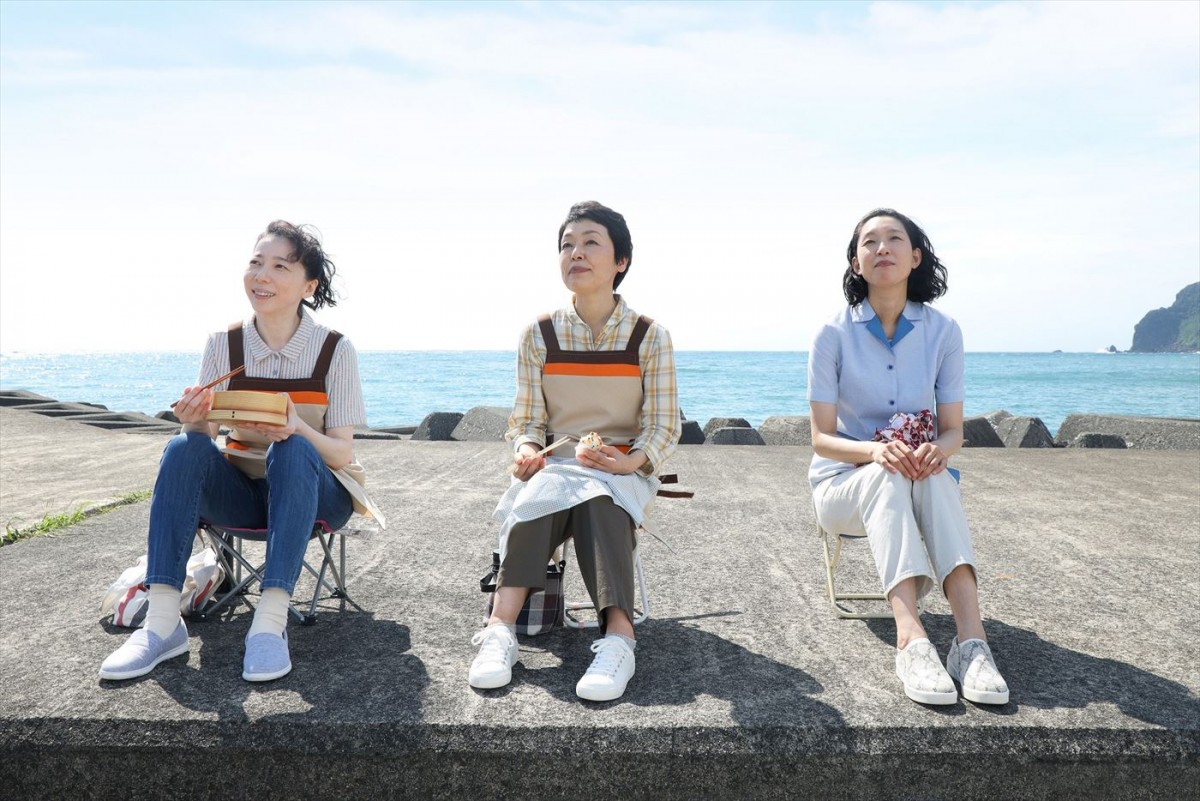 小林聡美と松重豊の楽し気なデート姿も　映画『ツユクサ』場面写真解禁