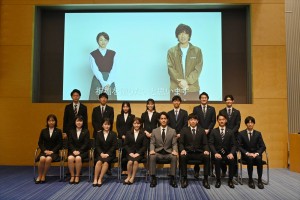 テレビ朝日2022年度入社式にVTRで登場した（画面左から）満島ひかり、木村拓哉