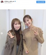 （左から）秋元真夏、斎藤ちはる　※「斎藤ちはる」インスタグラム