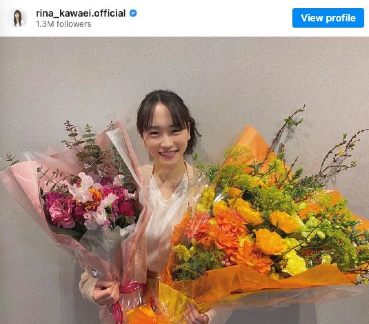 両手いっぱいの花束を持った川栄李奈　※「川栄李奈」インスタグラム