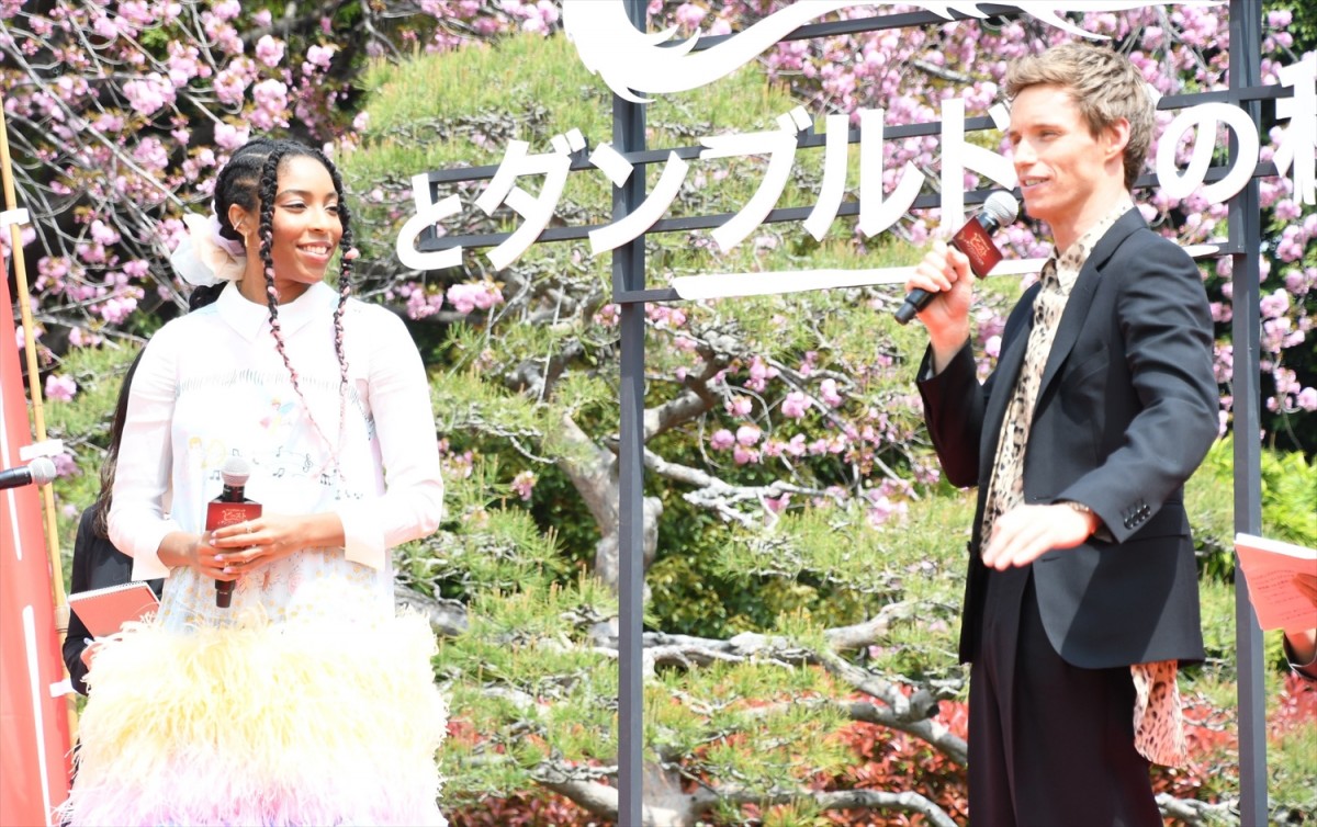 エディ・レッドメイン、3年4ヵ月ぶり5度目の来日　宮野真守と熱い抱擁を交わす！
