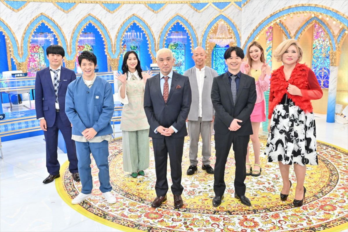 『審査員長・松本人志』より(前列左から)岸優太(King & Prince)、松本人志(ダウンタウン)、若林正恭(オードリー)、IKKO、(後列左から)劇団ひとり、ファーストサマーウイカ、小峠英二(バイきんぐ)、ゆうちゃみ