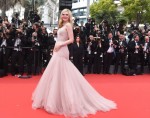 エル・ファニング、可憐なルックで魅了　第75回カンヌ国際映画祭にて